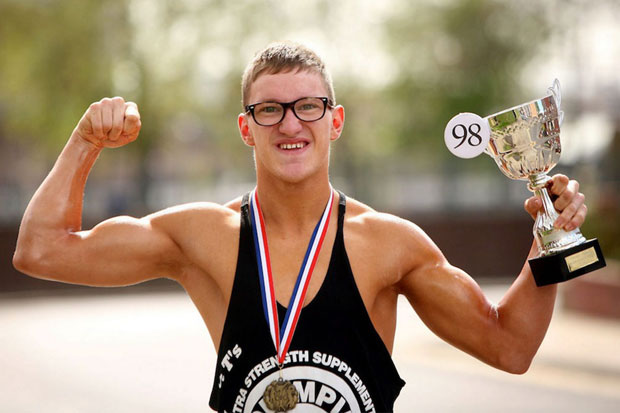 Adolescente de 18 anos com paralisia cerebral comove o mundo ao se tornar campeão de fisiculturismo