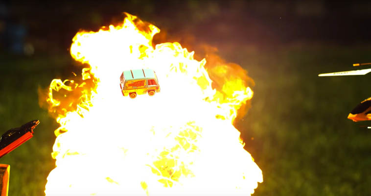 Assista esta incrível e imensa corrida de carrinhos Hot Wheels