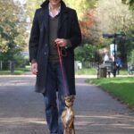 Cãozinho faz sucesso por andar apenas sob as duas patas traseiras