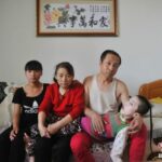 Casal leva bebê com paralisia para casa e há 15 anos alimenta criança boca a boca após mastigar a comida