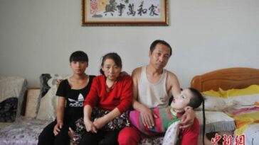 Casal leva bebê com paralisia para casa e há 15 anos alimenta criança boca a boca após mastigar a comida