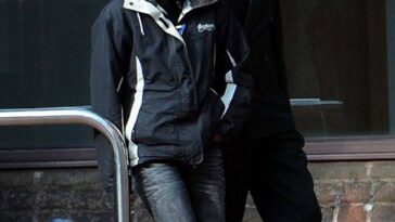 Filha que foi dada à adoção quando bebê encontra pai através do Facebook e começa a ter relações íntimas com ele