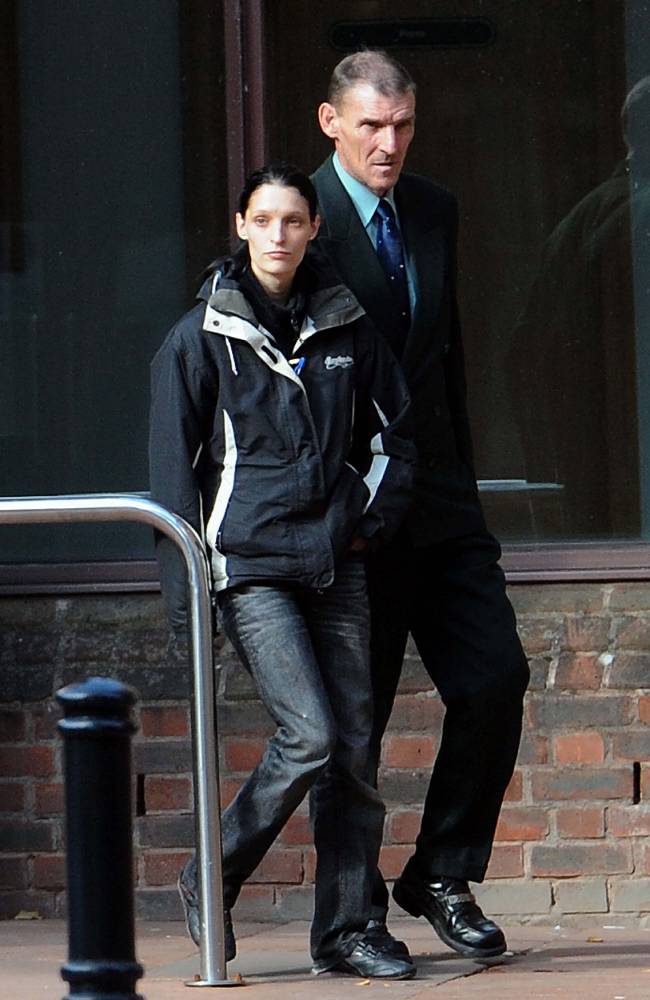 Filha que foi dada à adoção quando bebê encontra pai através do Facebook e começa a ter relações íntimas com ele