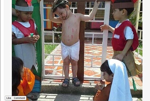 Foto de crianças interpretando momento da crucificação de Jesus Cristo se torna viral e causa polêmica no Facebook