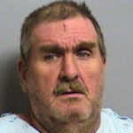 Homem que espiou mãe e filha em banheiro público pega 1 ano de prisão