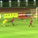 Jogador faz gol impressionante encobrindo goleiro ao bater de letra para o gol