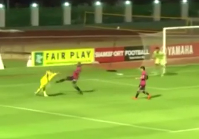 Jogador faz gol impressionante encobrindo goleiro ao bater de letra para o gol