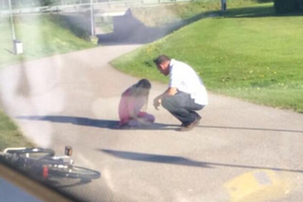 Motorista de ônibus é flagrado em momento comovente ao parar veículo para confortar criança que chorava na rua