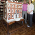 Pai coruja termina construção de casa de bonecas para a filha depois de 35 anos de trabalho no projeto