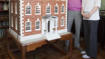 Pai coruja termina construção de casa de bonecas para a filha depois de 35 anos de trabalho no projeto