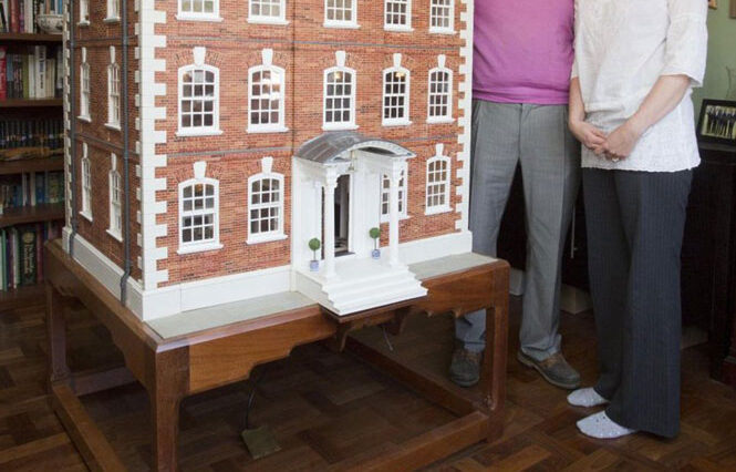 Pai coruja termina construção de casa de bonecas para a filha depois de 35 anos de trabalho no projeto