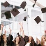 Pesquisa revela que pessoas sem diploma universitário têm mais relações íntimas do que quem já se formou