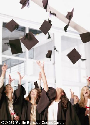 Pesquisa revela que pessoas sem diploma universitário têm mais relações íntimas do que quem já se formou