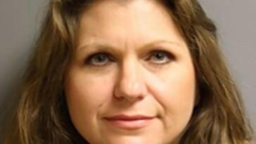 Professora é presa por praticar relação oral em aluno de 15 anos dentro de sala de aula