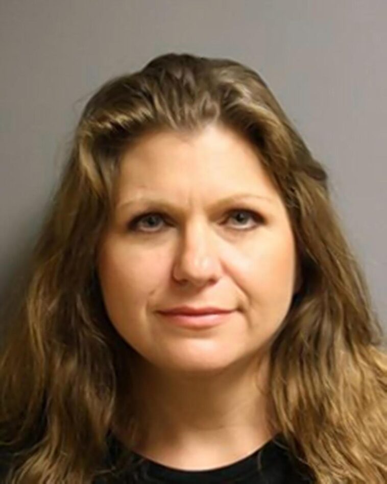 Professora é presa por praticar relação oral em aluno de 15 anos dentro de sala de aula