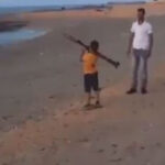 Vídeo amador mostra pai ensinando criança a atirar com lançador de granadas