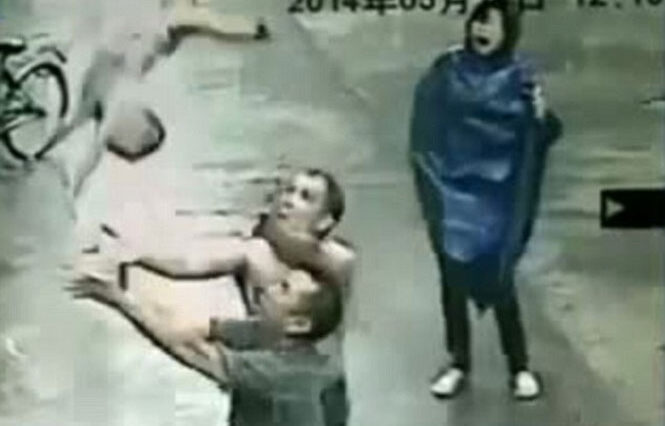 Vídeo incrível mostra momento que homem salva bebê que caía da janela do segundo andar de prédio